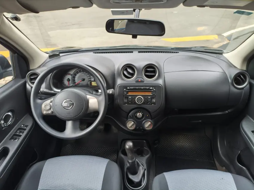 NISSAN March - Foto