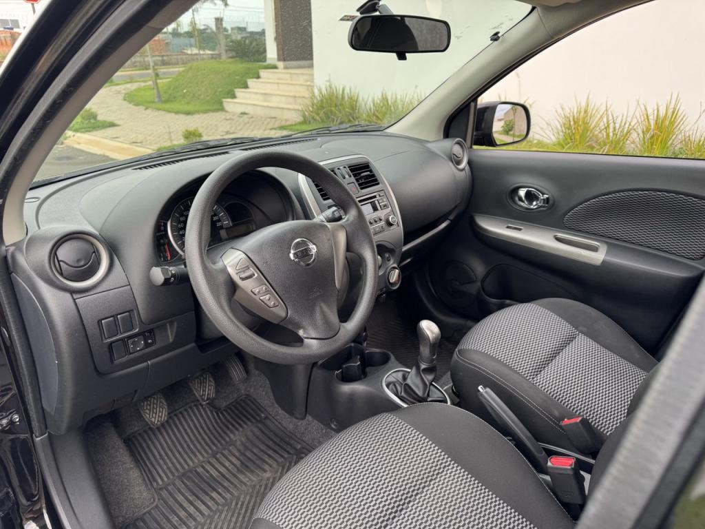 NISSAN March - Foto