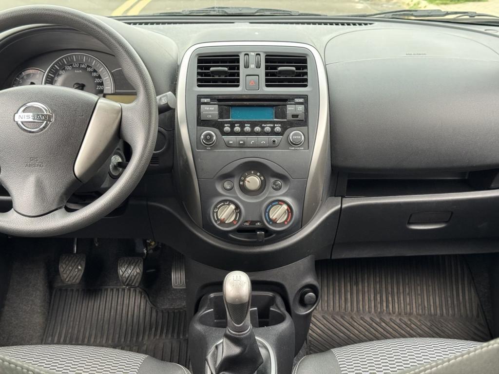 NISSAN March - Foto