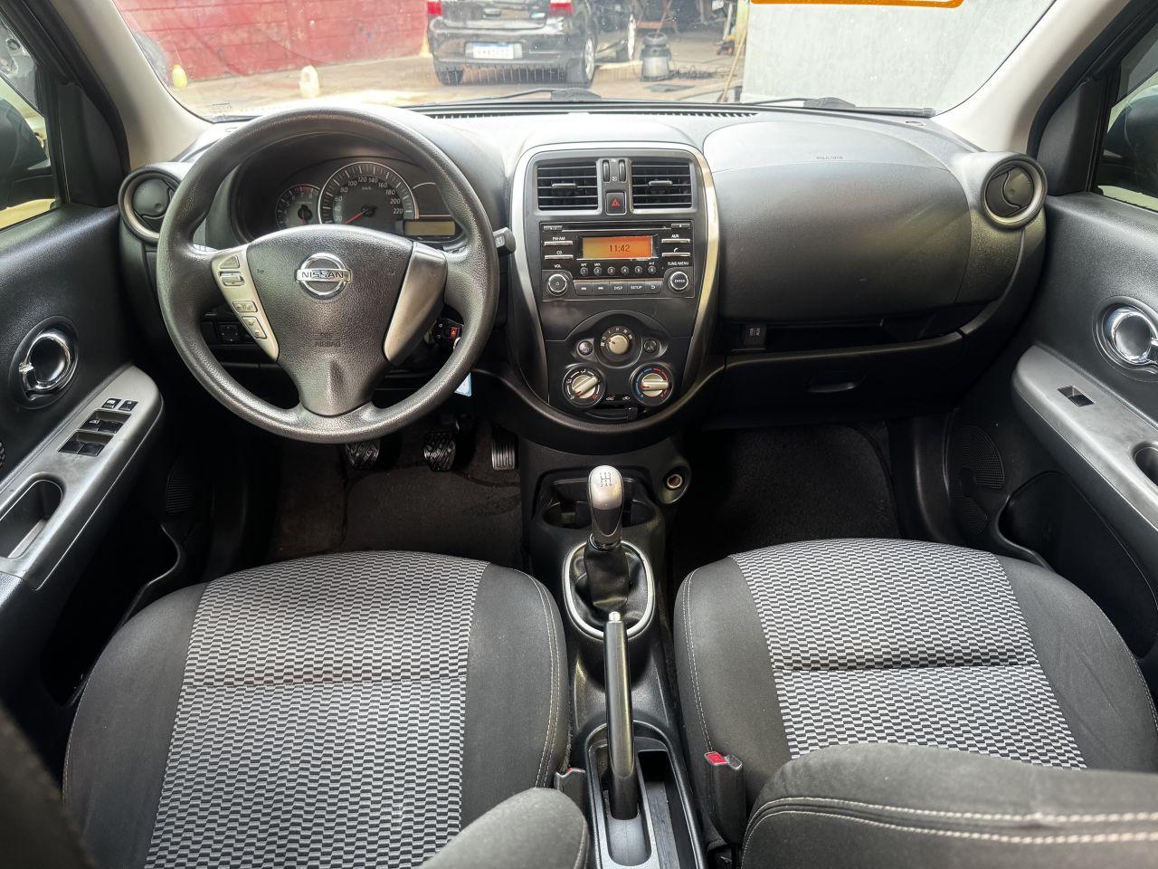 NISSAN March - Foto