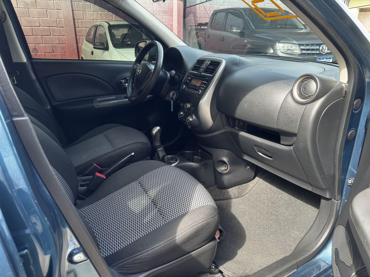 NISSAN March - Foto