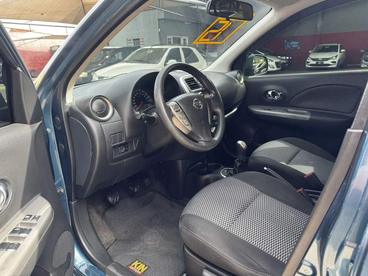 NISSAN March - Foto
