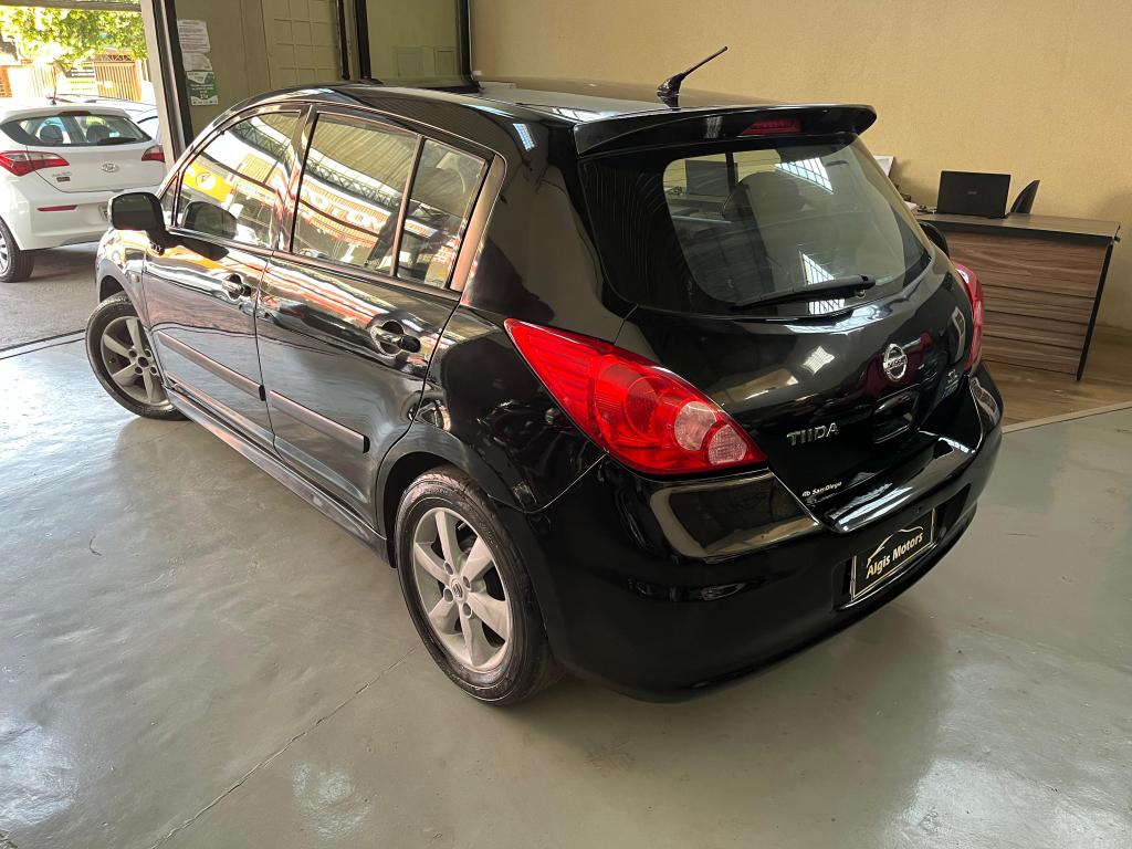 NISSAN Tiida Hatch - Foto