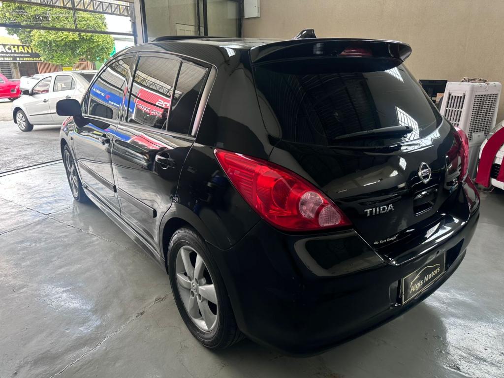 NISSAN Tiida Hatch - Foto