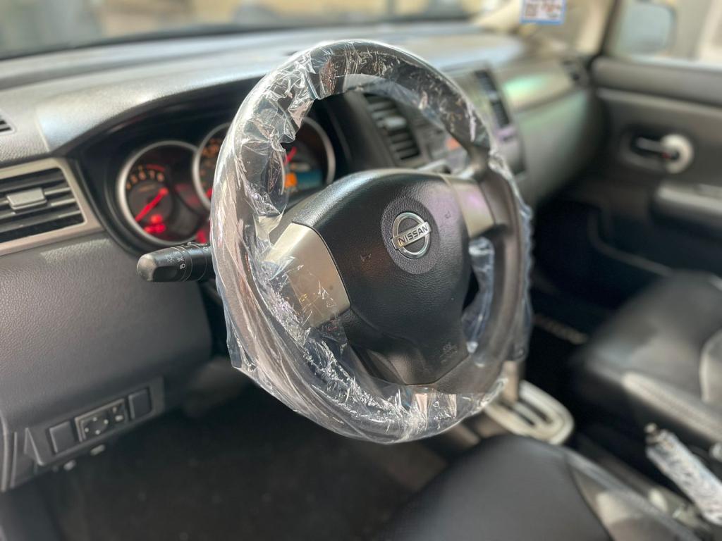 NISSAN Tiida Hatch - Foto