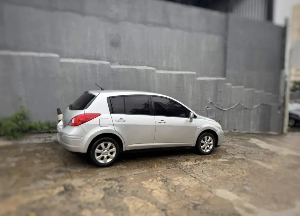 NISSAN Tiida Hatch - Foto