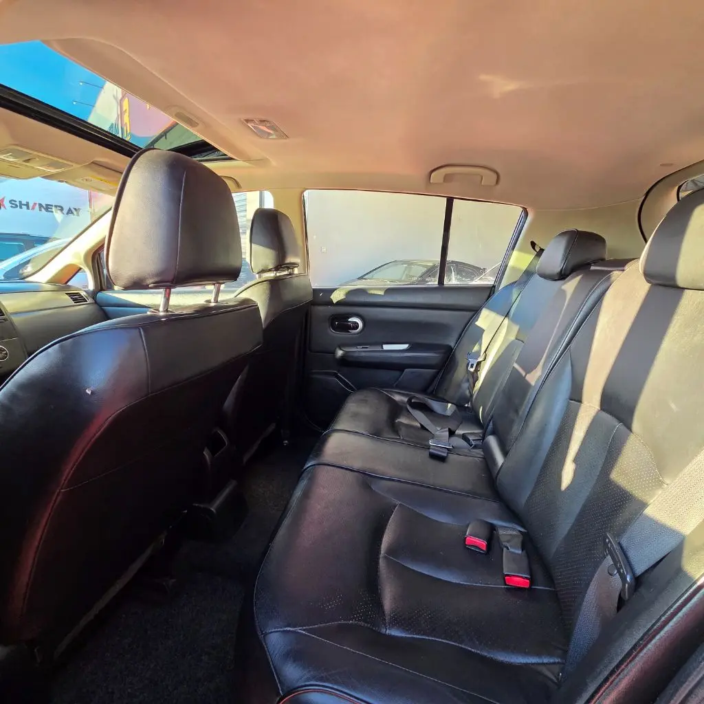 NISSAN Tiida Hatch - Foto
