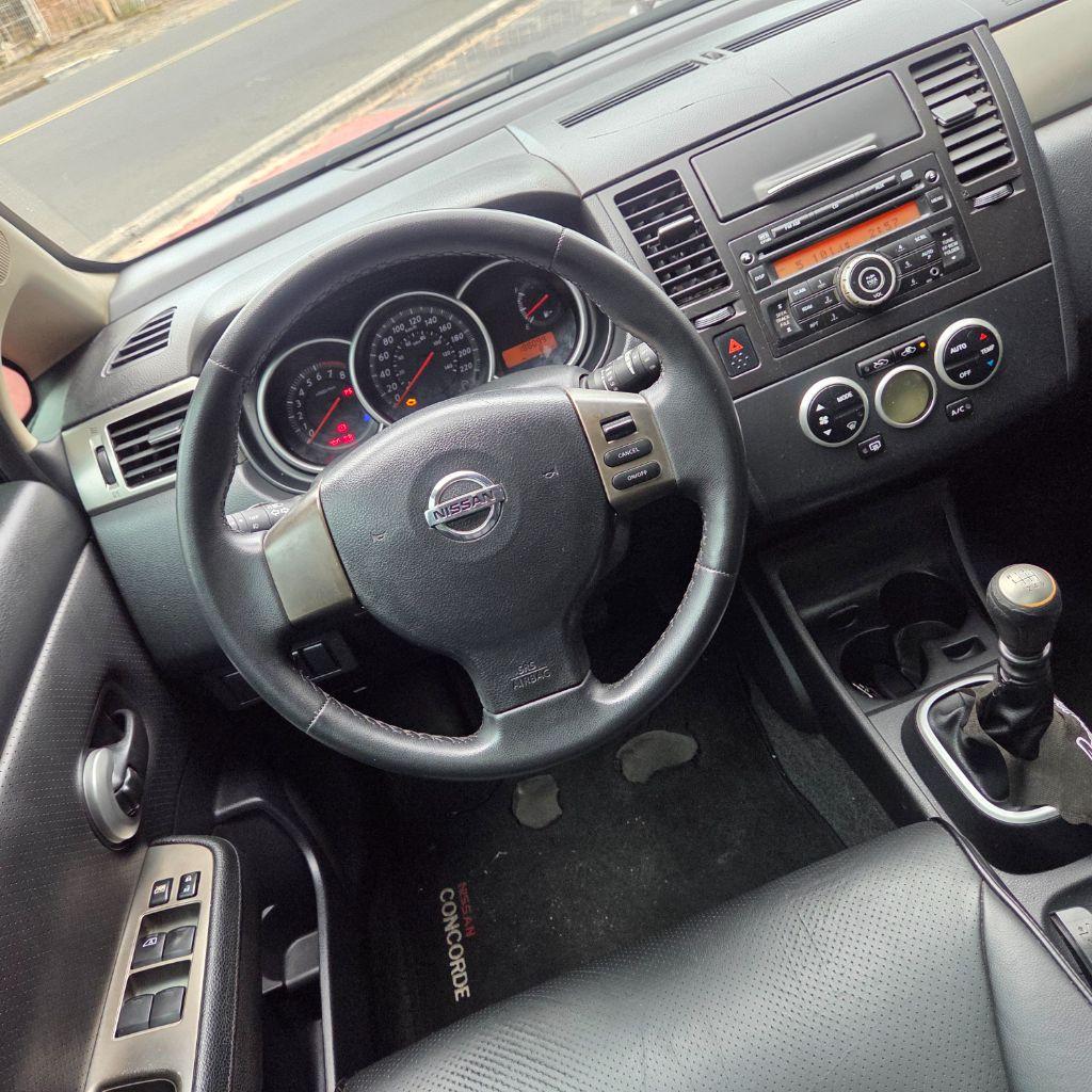 NISSAN Tiida Hatch - Foto