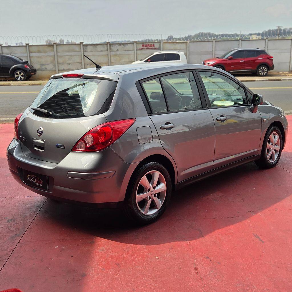 NISSAN Tiida Hatch - Foto