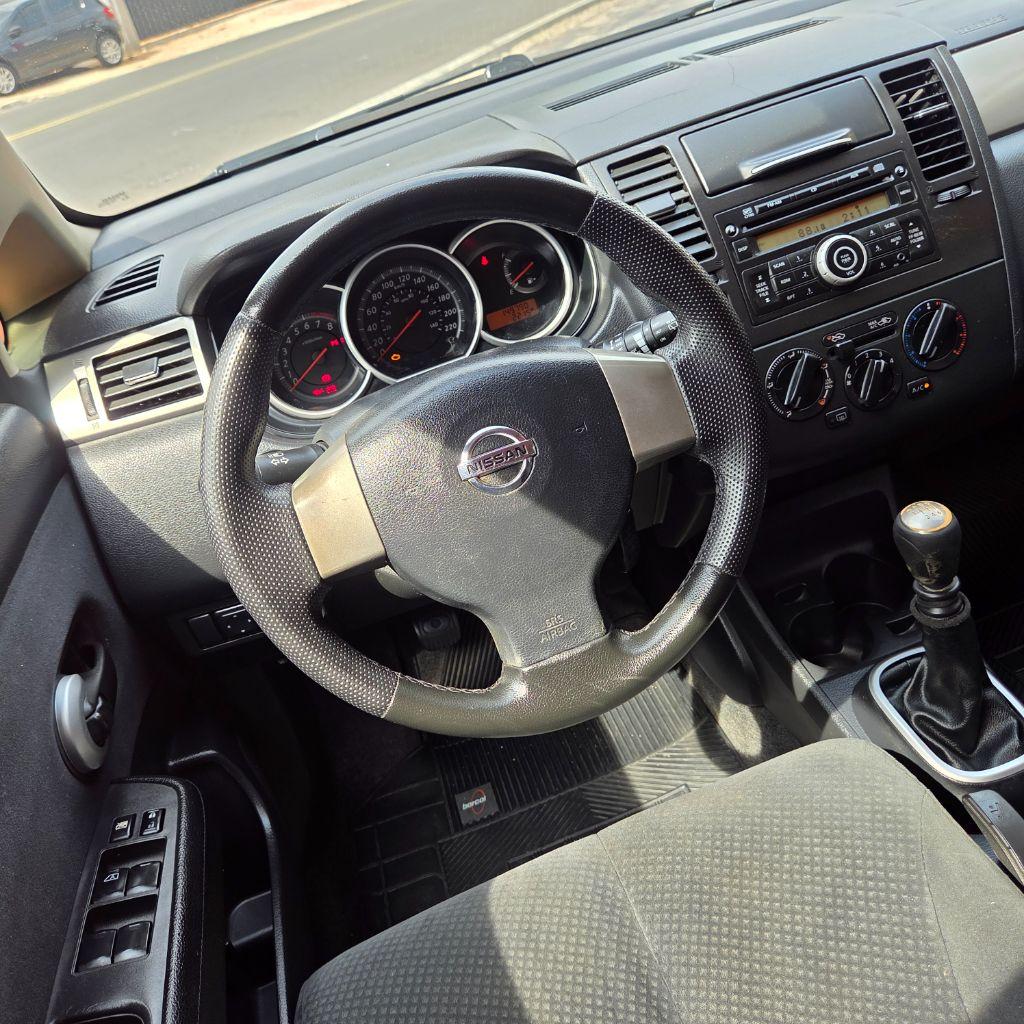 NISSAN Tiida Hatch - Foto