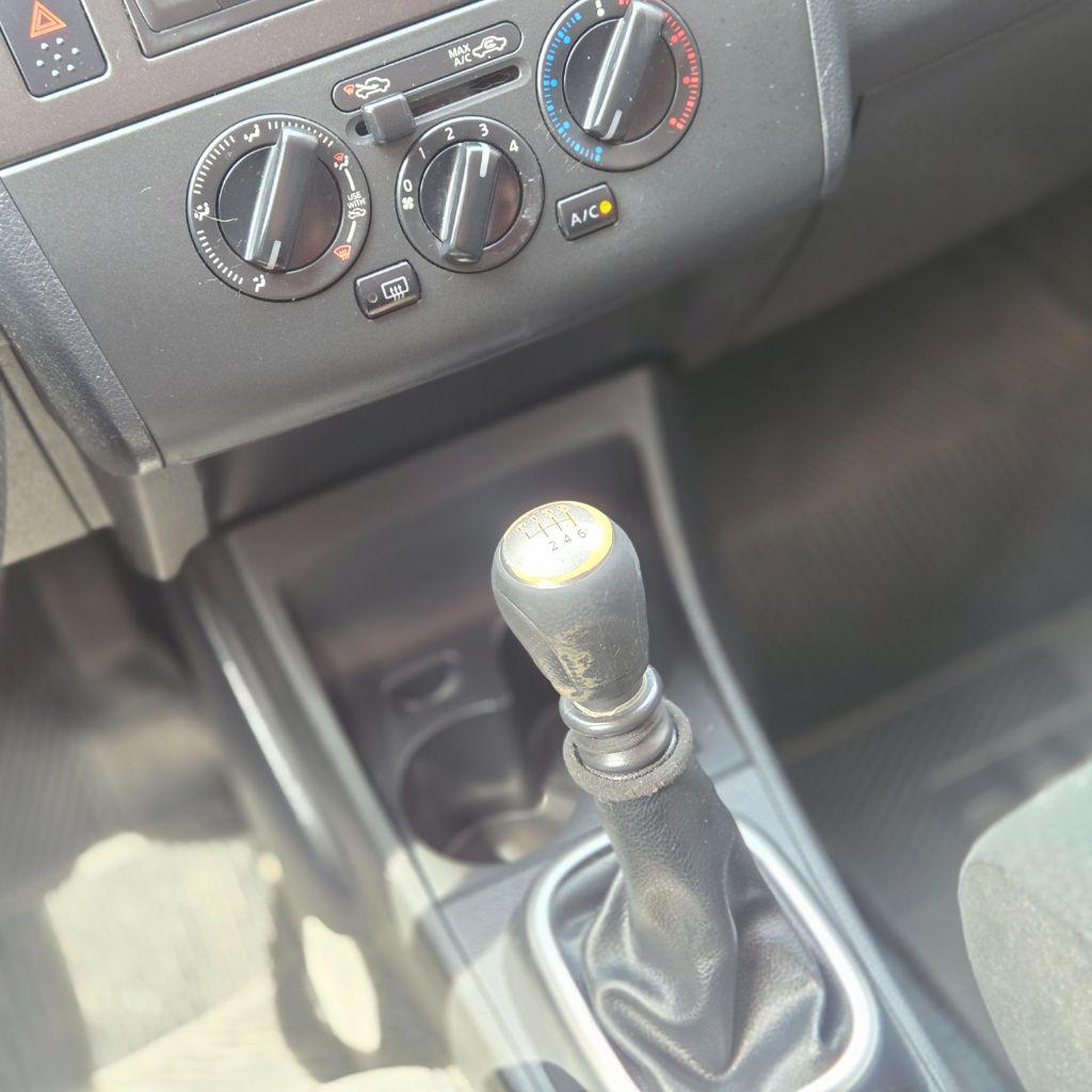 NISSAN Tiida Hatch - Foto