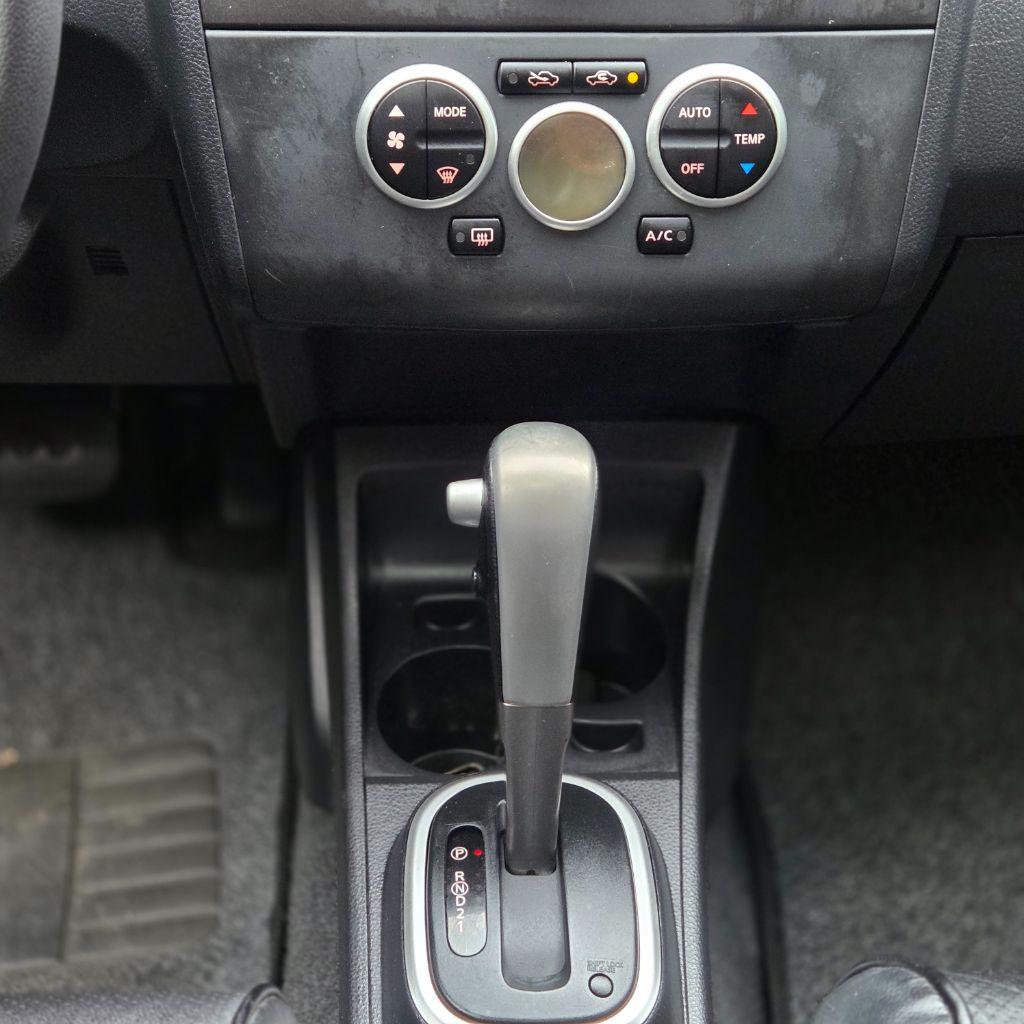 NISSAN Tiida Hatch - Foto