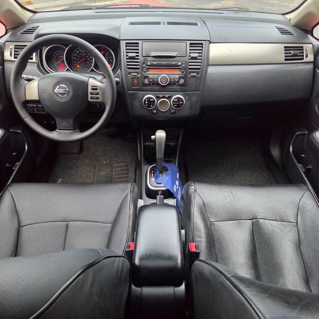NISSAN Tiida Hatch - Foto