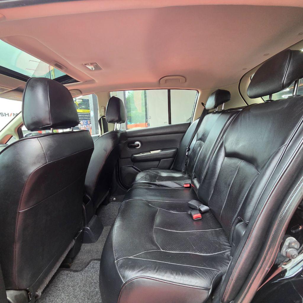 NISSAN Tiida Hatch - Foto