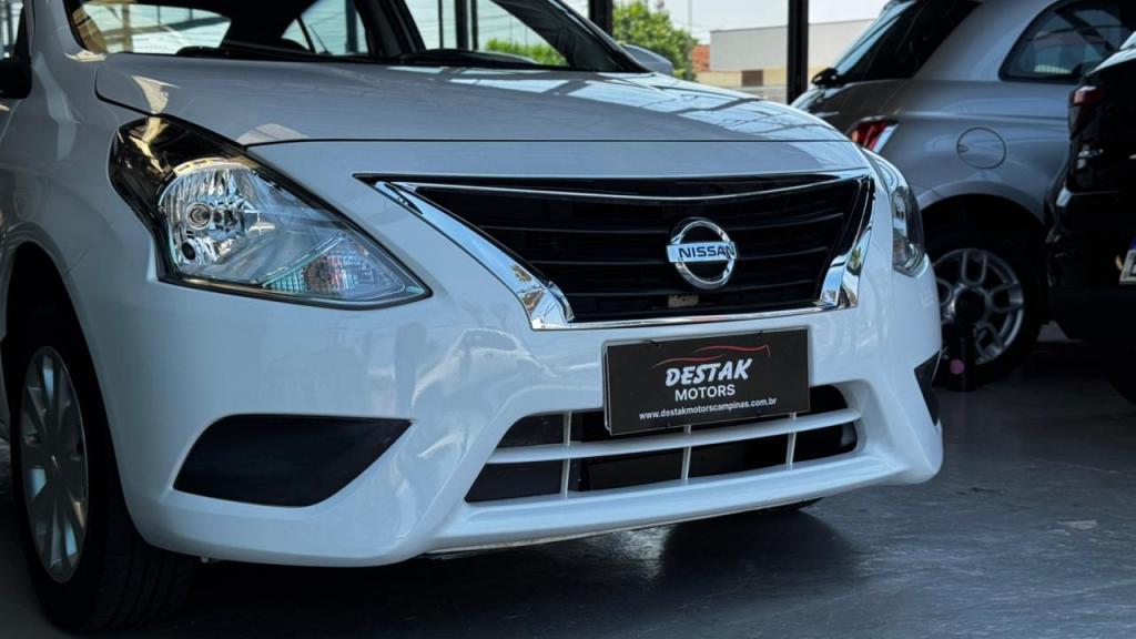NISSAN Versa Sedan - Foto