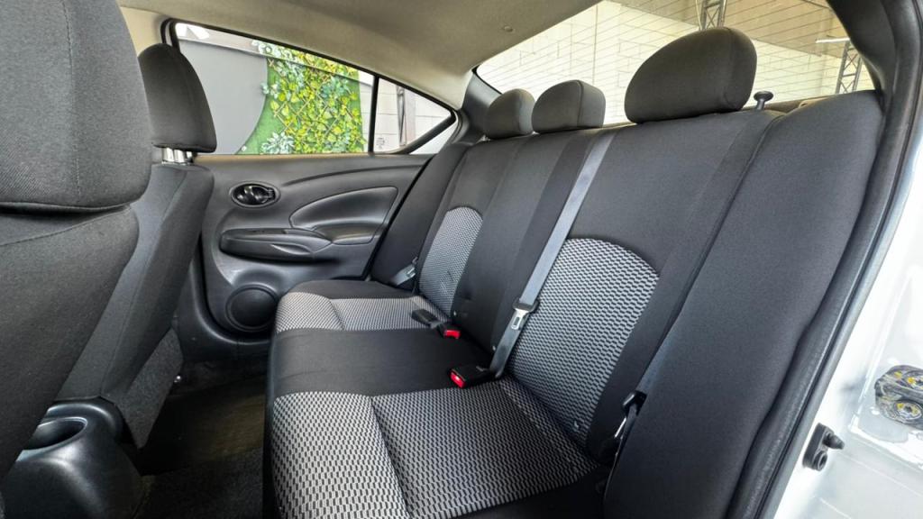 NISSAN Versa Sedan - Foto