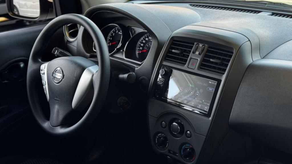NISSAN Versa Sedan - Foto