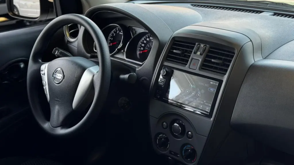 NISSAN Versa Sedan - Foto