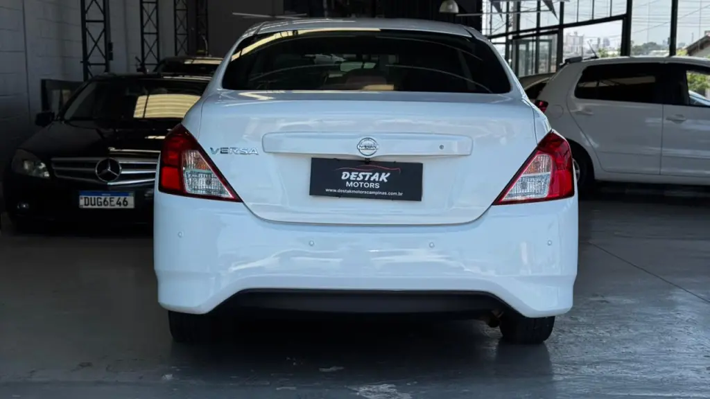 NISSAN Versa Sedan - Foto