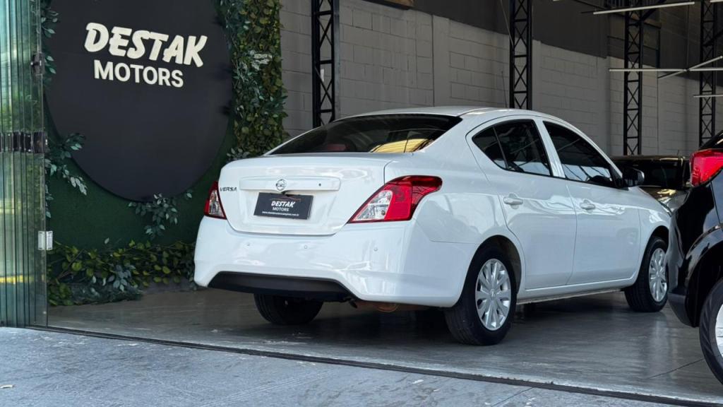NISSAN Versa Sedan - Foto