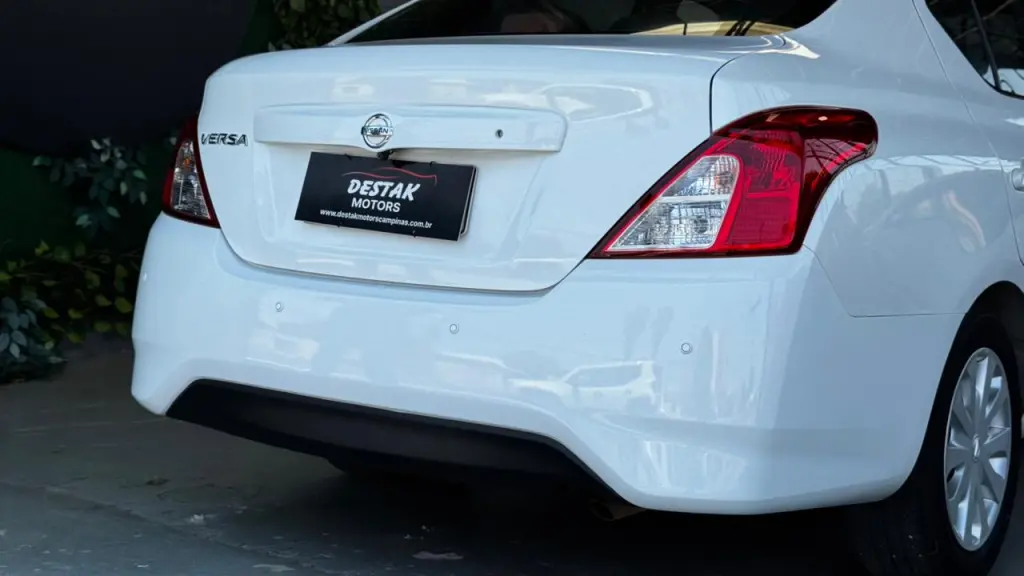 NISSAN Versa Sedan - Foto