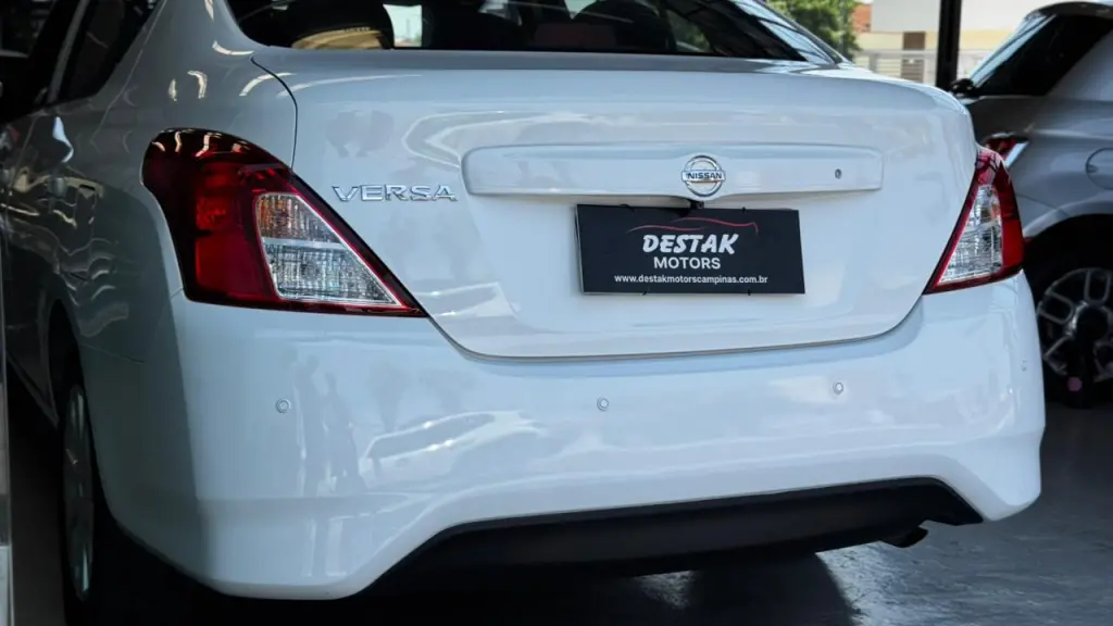 NISSAN Versa Sedan - Foto