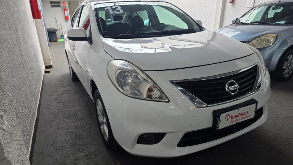 NISSAN Versa Sedan - Foto