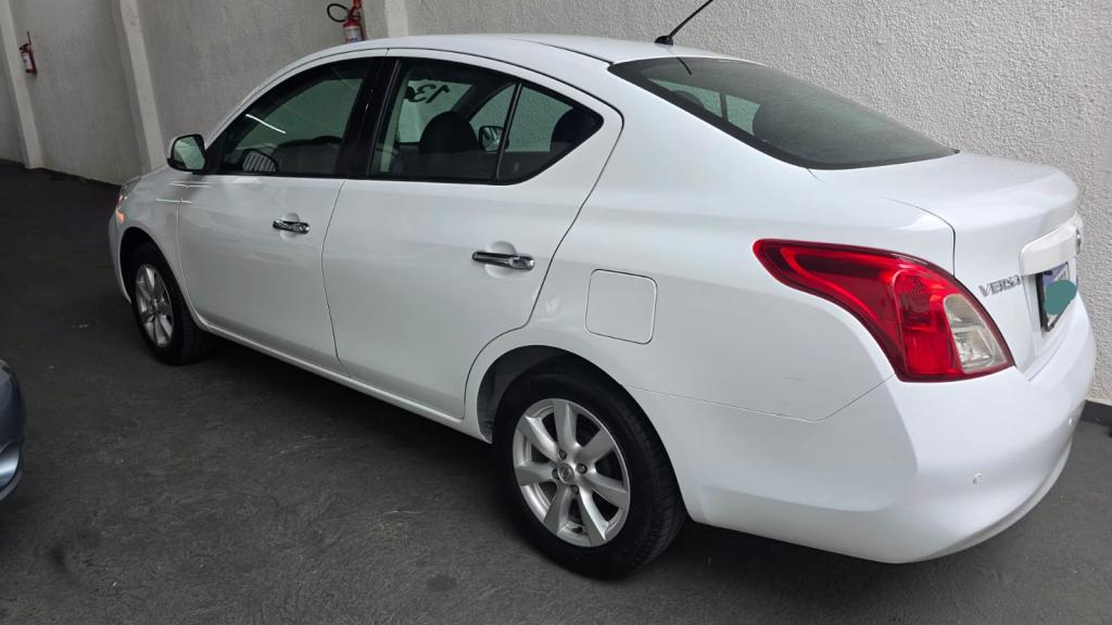 NISSAN Versa Sedan - Foto