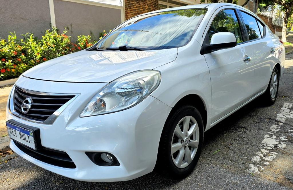 NISSAN Versa Sedan - Foto