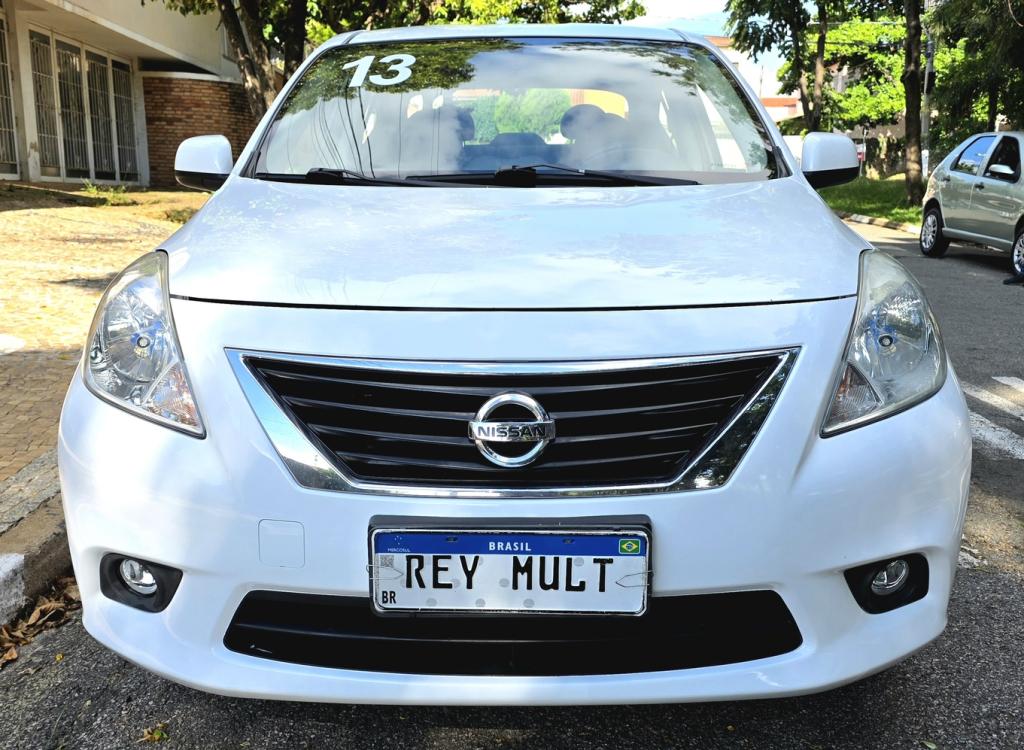 NISSAN Versa Sedan - Foto