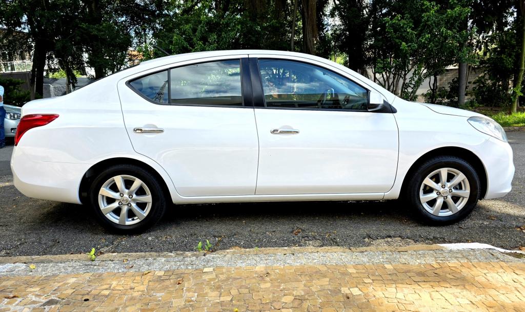 NISSAN Versa Sedan - Foto
