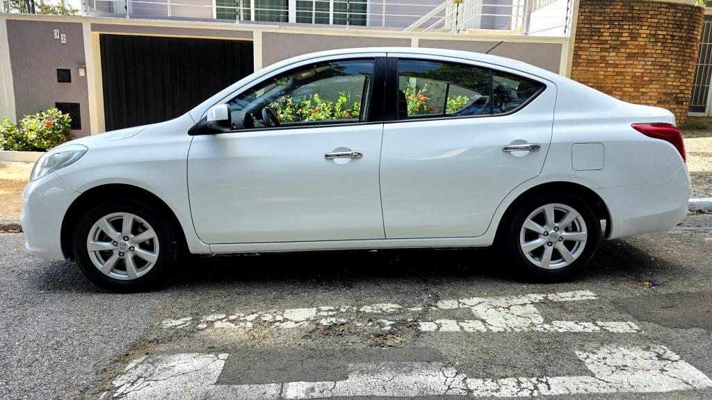 NISSAN Versa Sedan - Foto
