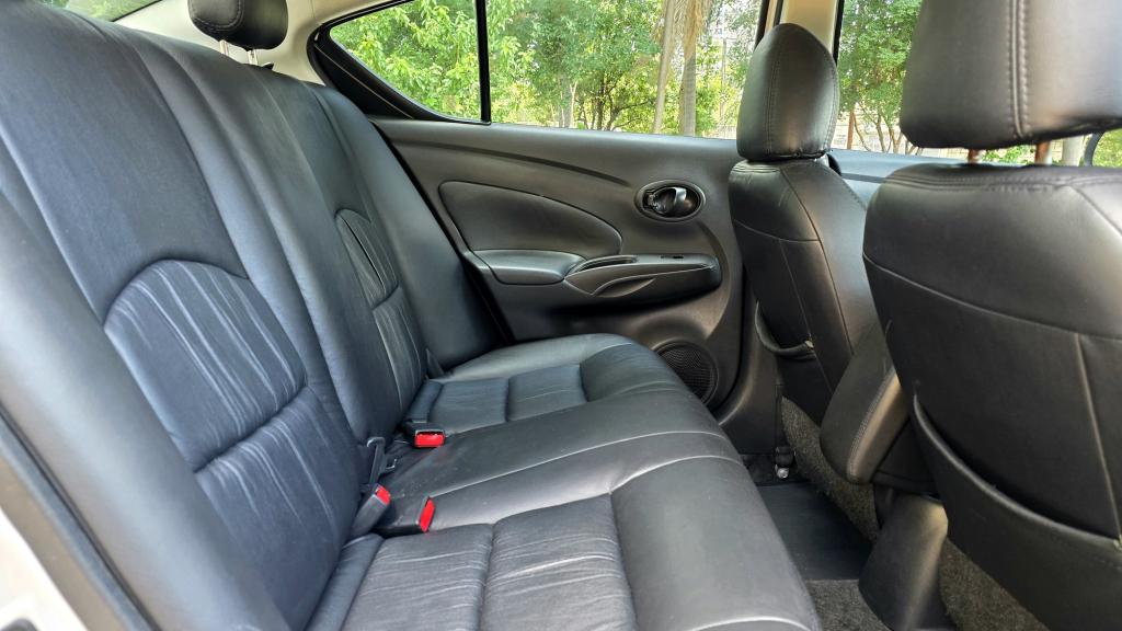 NISSAN Versa Sedan - Foto