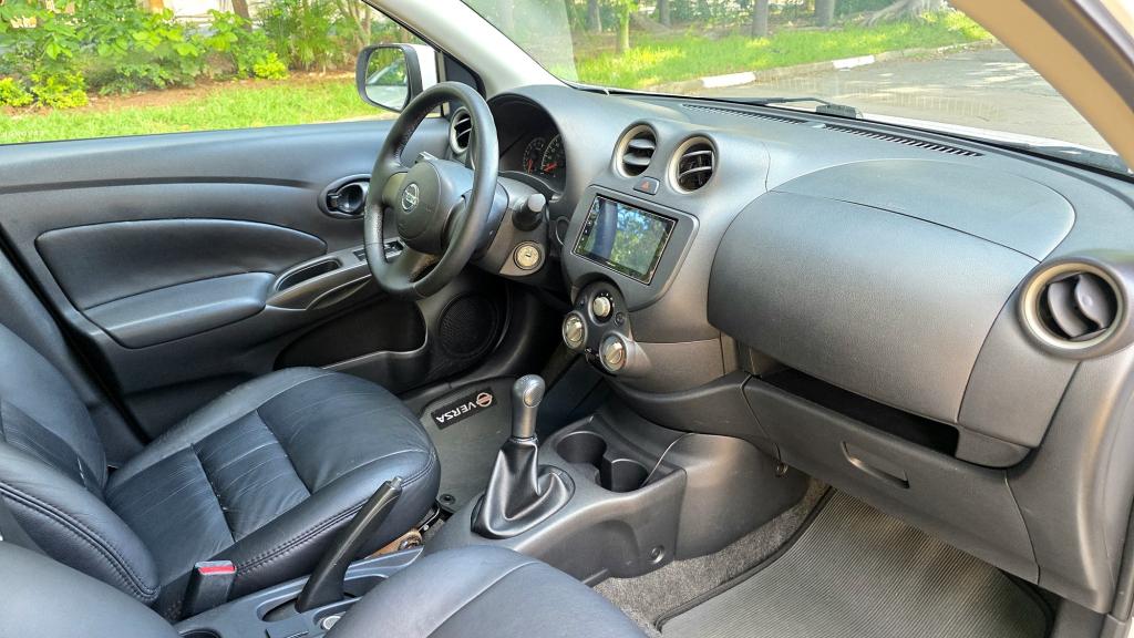 NISSAN Versa Sedan - Foto