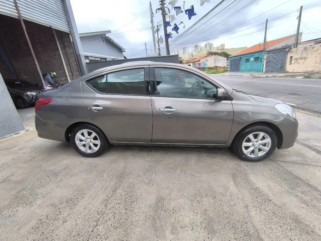 NISSAN Versa Sedan - Foto