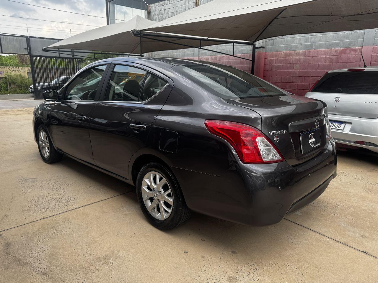 NISSAN Versa Sedan - Foto