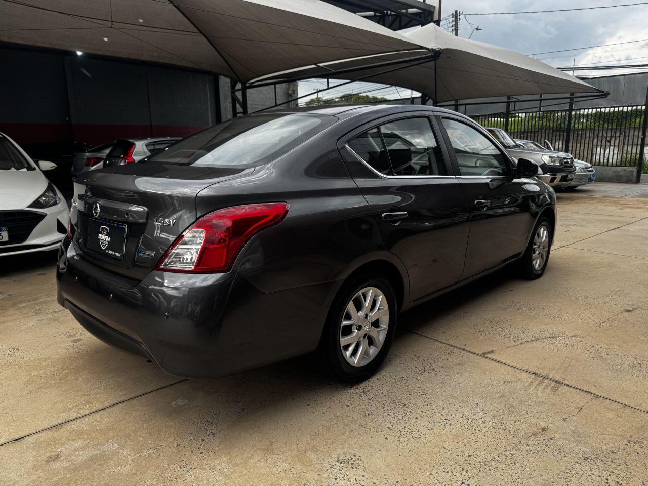 NISSAN Versa Sedan - Foto