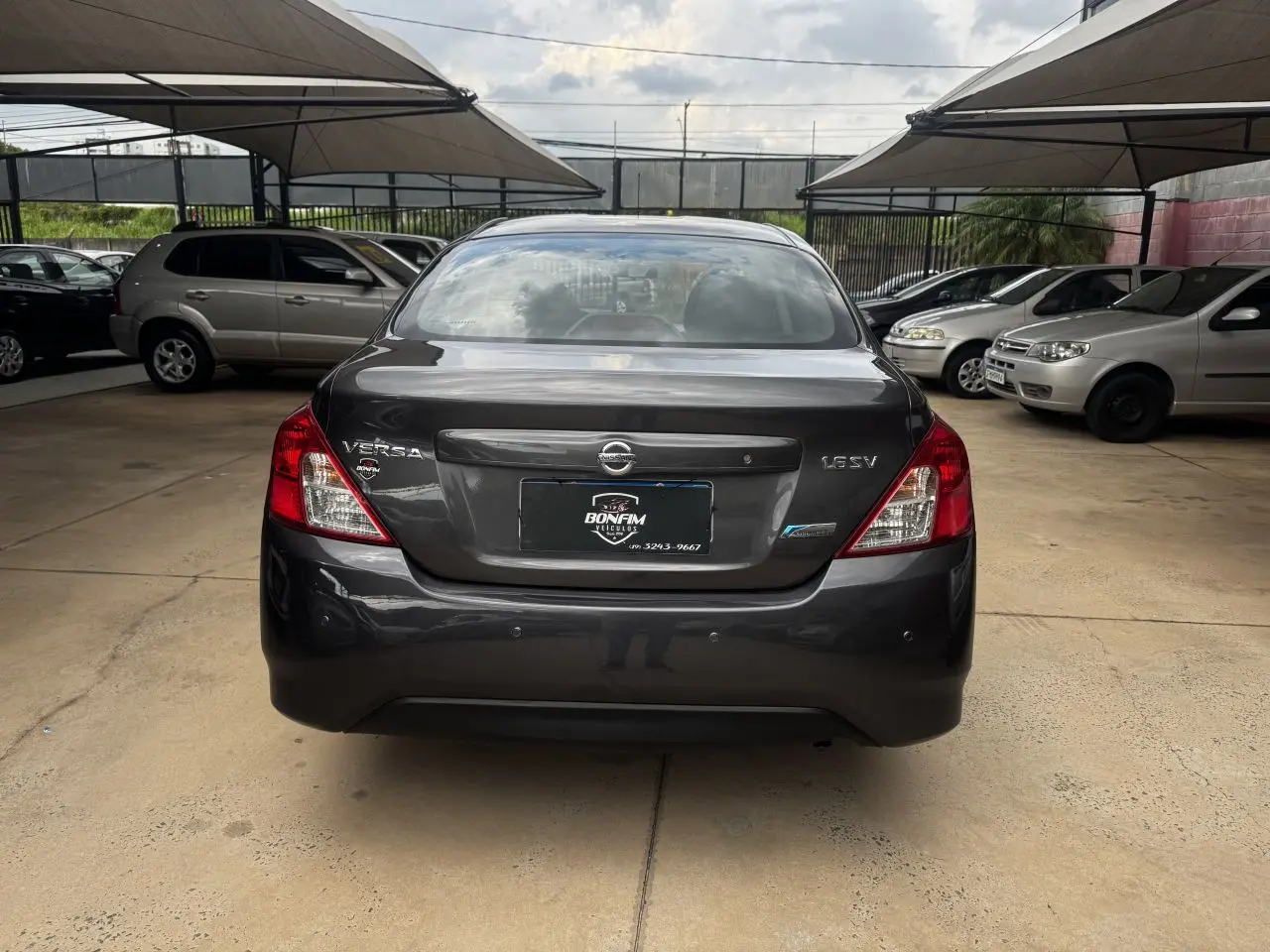 NISSAN Versa Sedan - Foto