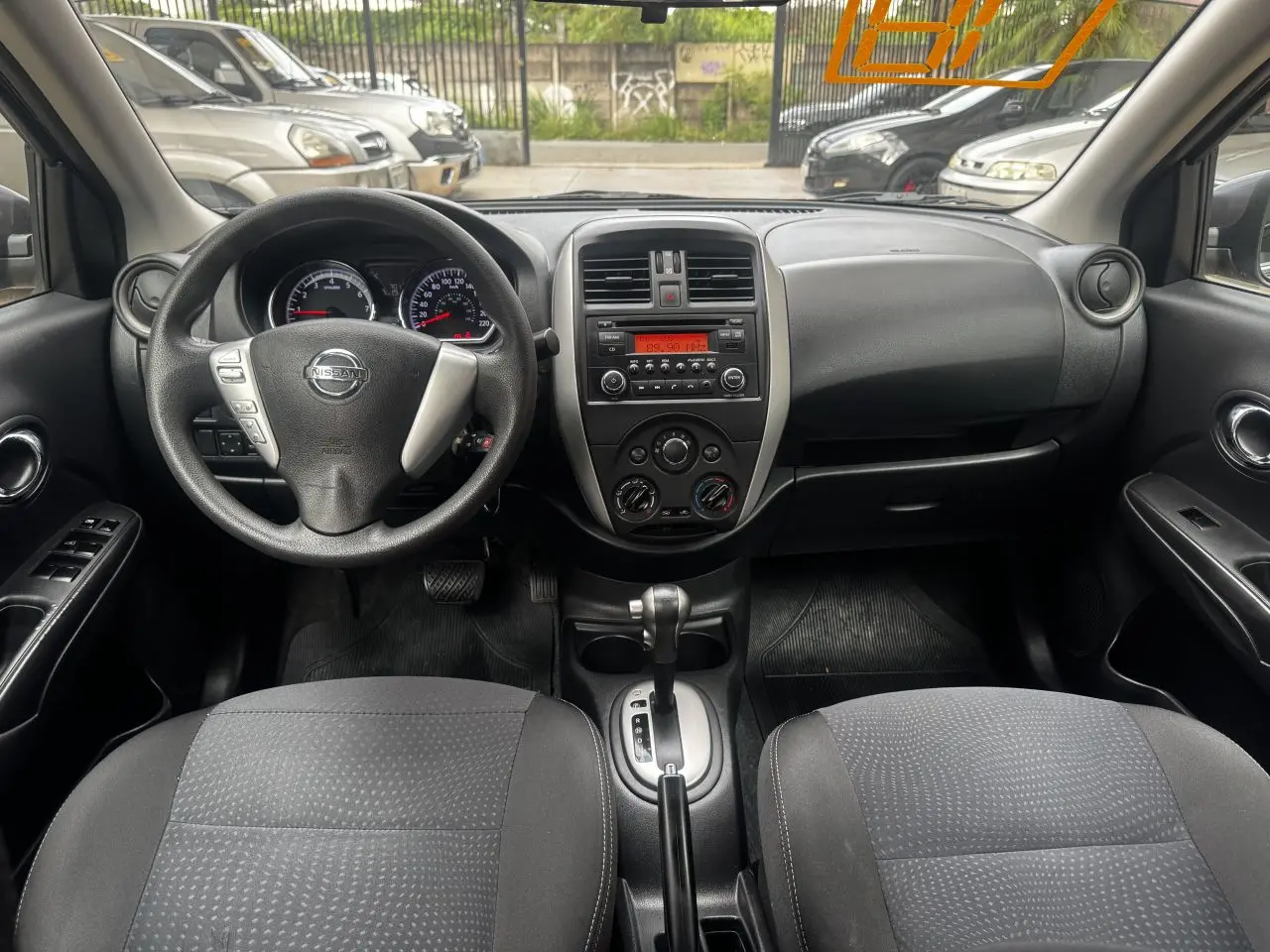 NISSAN Versa Sedan - Foto