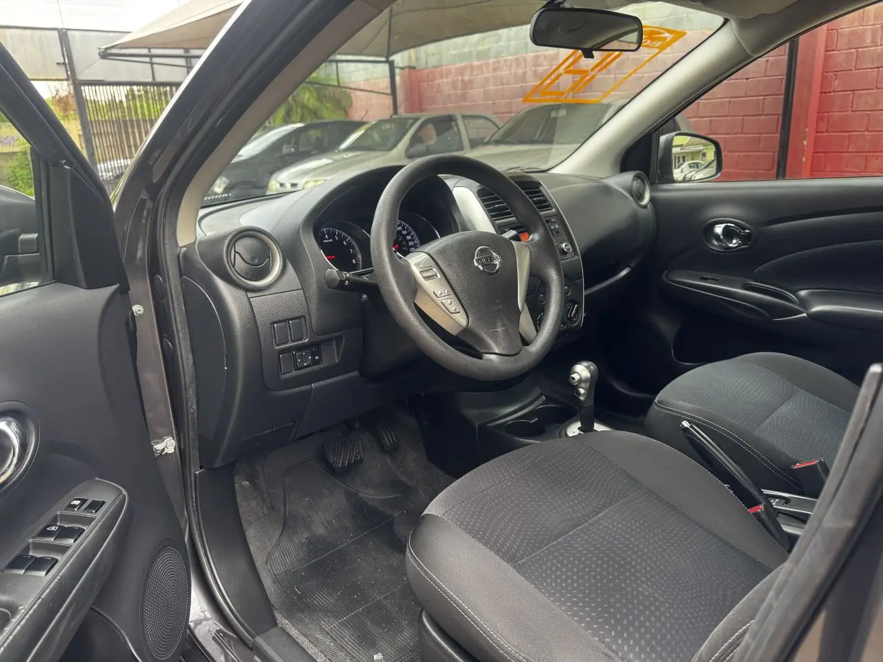 NISSAN Versa Sedan - Foto