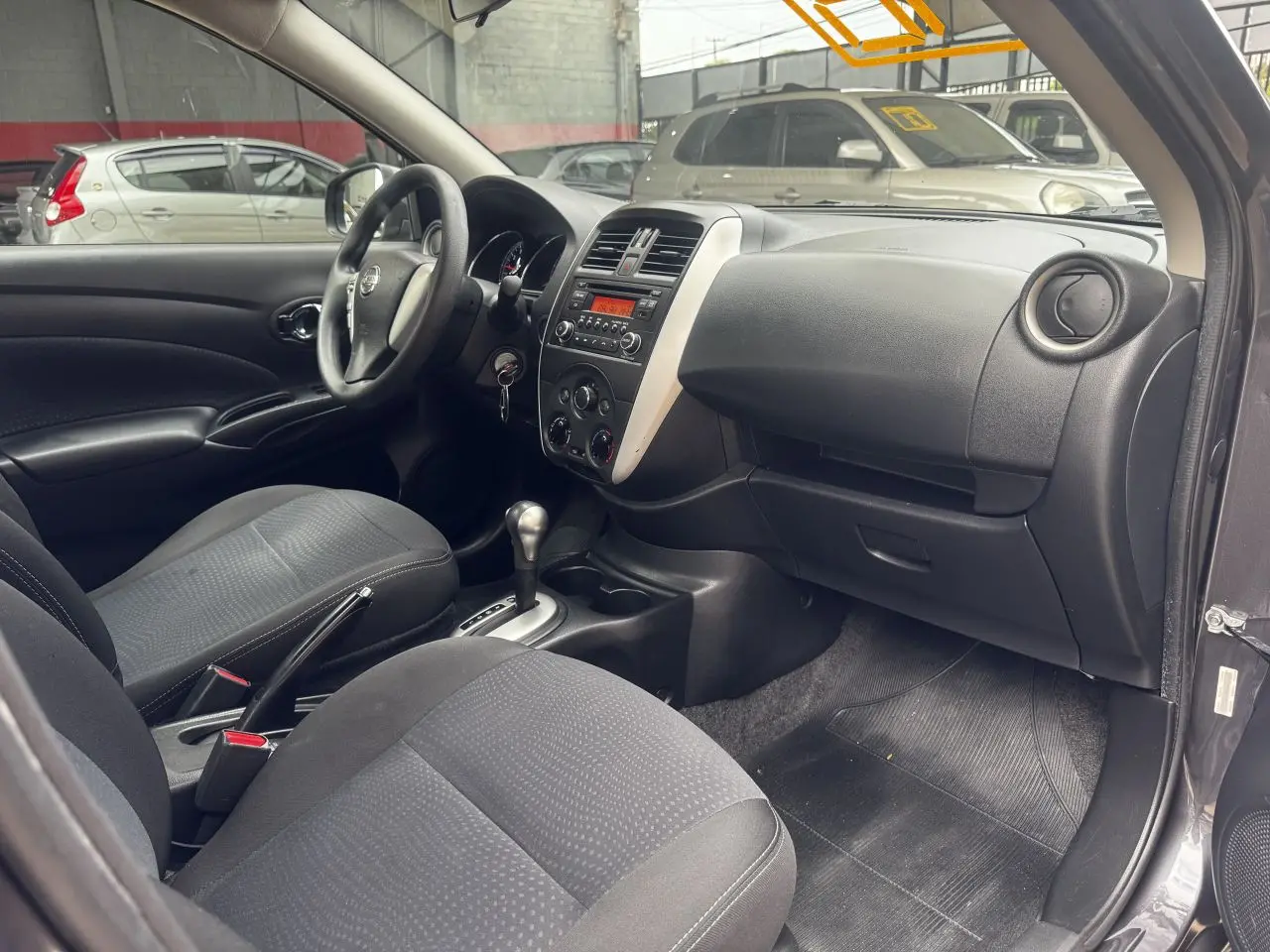 NISSAN Versa Sedan - Foto