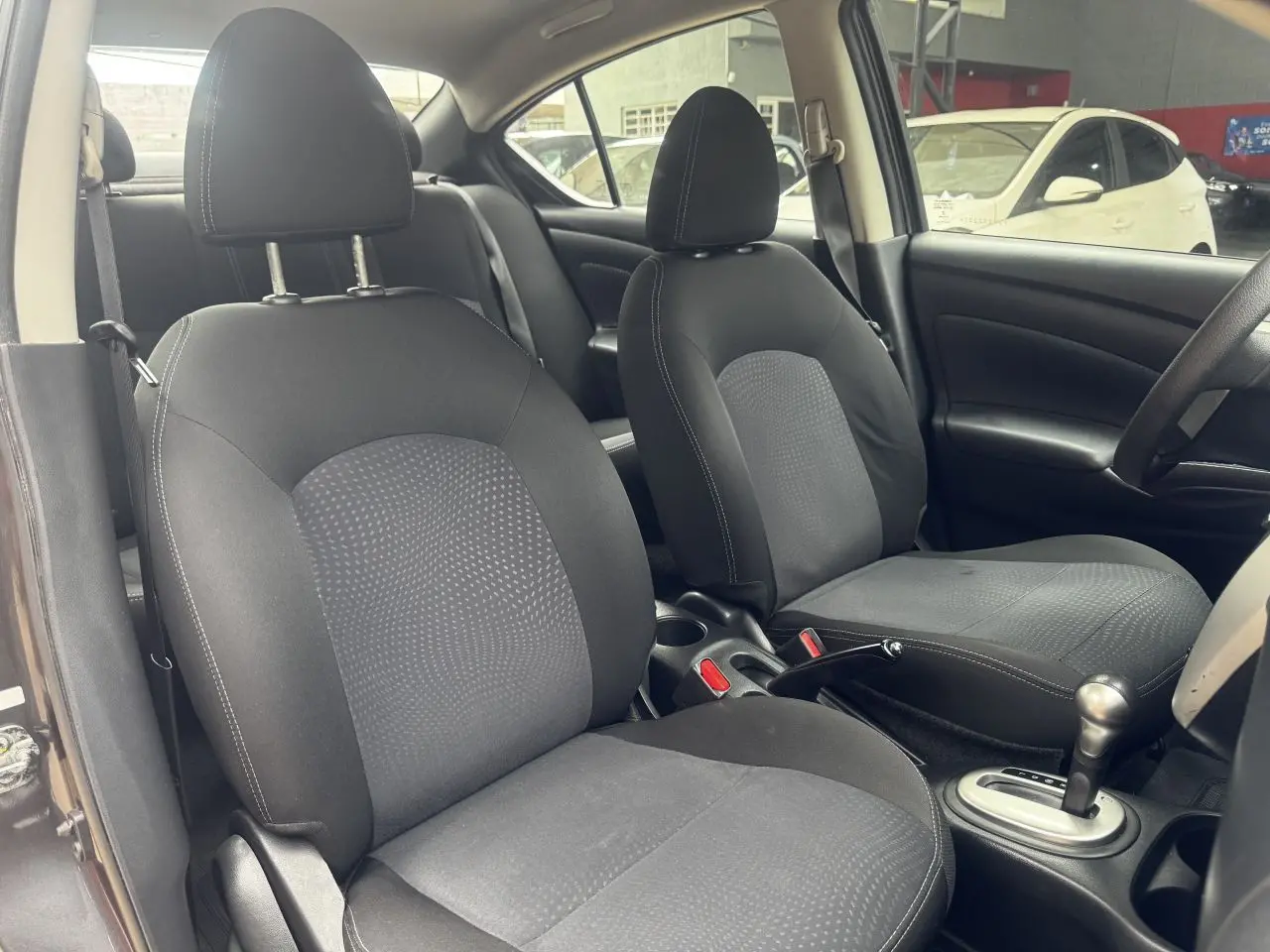 NISSAN Versa Sedan - Foto