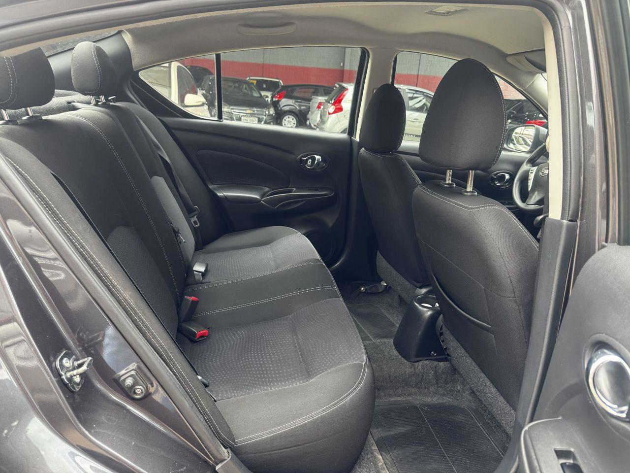 NISSAN Versa Sedan - Foto