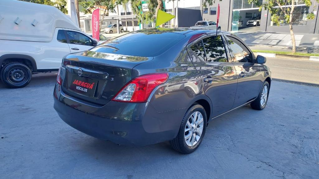 NISSAN Versa Sedan - Foto