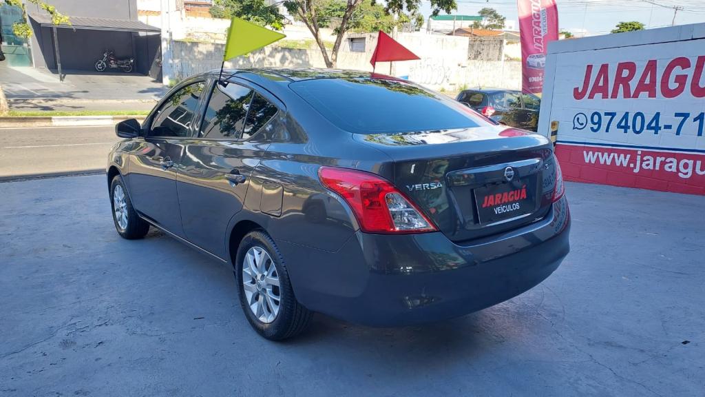 NISSAN Versa Sedan - Foto