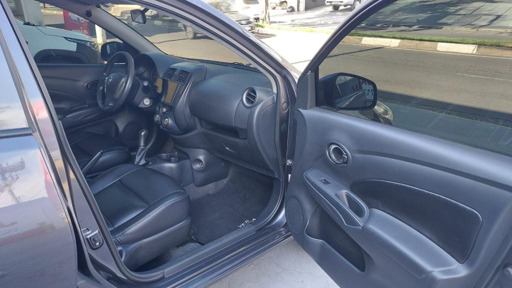 NISSAN Versa Sedan - Foto