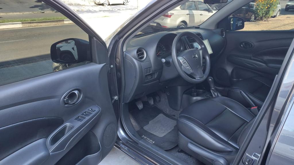 NISSAN Versa Sedan - Foto