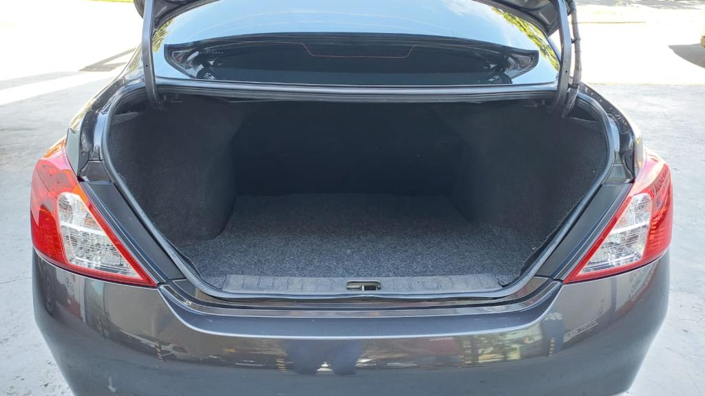 NISSAN Versa Sedan - Foto