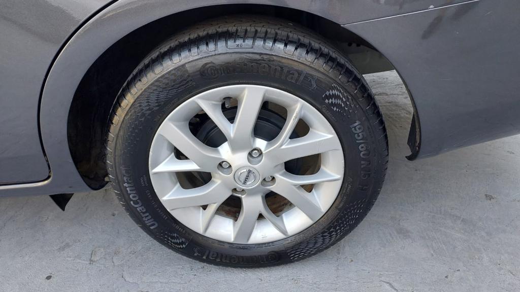 NISSAN Versa Sedan - Foto