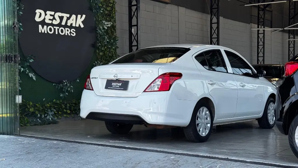 NISSAN Versa Sedan - Foto